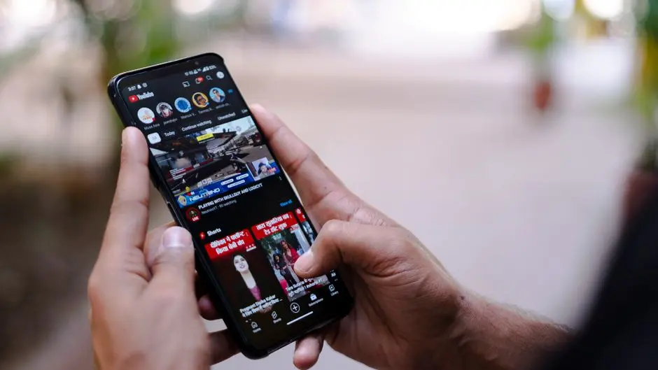 Tangan memeriksa pengaturan smartphone di rumah