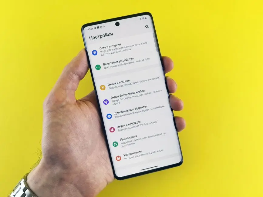 Menu penyimpanan smartphone yang sedang diperiksa